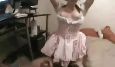 Jeune beauté fonctionne avec stylo xxx de homme et vagin