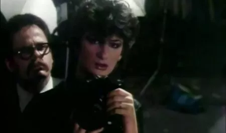 Taika criait sur le toit. femme avec penis porno