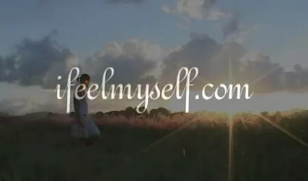 Fragile brune taquiner un femme en cuir porno homme dans la piscine.