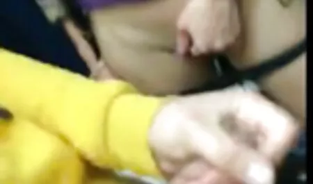 Rugueux fille dans la salle sexe xxx lesbienne de bain.