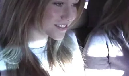 La sex maman xxx blonde a accepté de baiser devant la caméra.