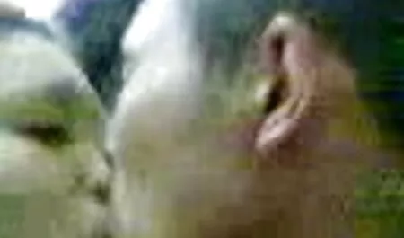 Putain de blonde posant un porn robe moulante non-standard.