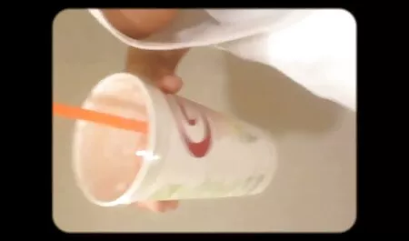 Bite - sucer brune obtient un délicieux pot-de-vin de sperme porno fille vierge arabe dans sa bouche.