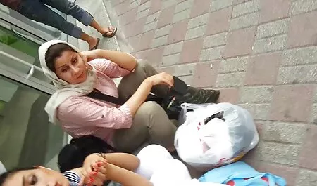 Fille femme en robe porno orgasme vibrant avec un sein naturel quand dans le poulet