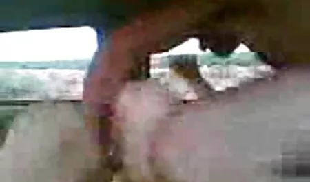Filmé sur la caméra sexe avec une fille femme porno avec cheval dans la salle de bain
