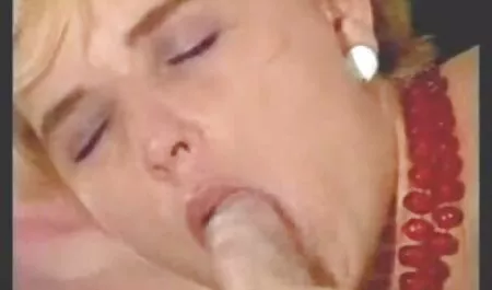 Gémissant comme de l'ecstasy, les filles se branlent les membres dans un vagin humide. salope xx