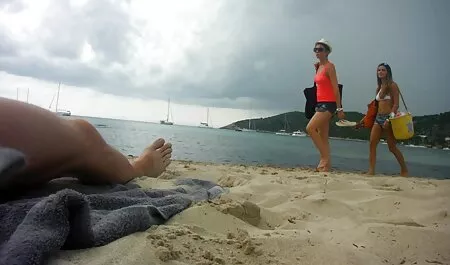 Un xxx cheval femme homme baise une blonde à la maison.