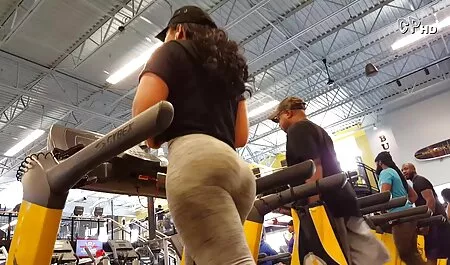 Agrandir chaque porn belle mere trou dans une chaise d'inspection