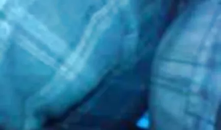 Sa copine baise une jolie blonde dans la voiture. porno femme et son chien