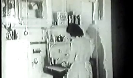 Faire porno entre cheval et femme un strip-tease de groupe est fantastique.