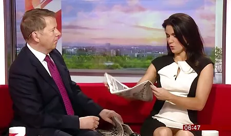 Une fille adulte se masturbe dans la salle de porno un chien et une femme bain.