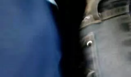 Salope folle dans le porno porno femme de petite taille extrême.