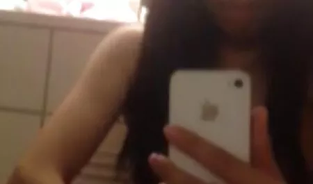 L'homme s'est enfoncé dans le cul mari cocu xxx d'une fille teintée de noir.