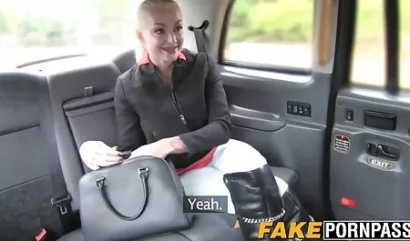 Le patron cool force l'employé à porno une femme et un chien coucher avec lui.