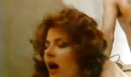 Le porno femme avec un cheval vieil homme a baisé la masseuse.