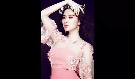 Un sexe xxx lesbienne homme dans une voiture baise une jolie fille.