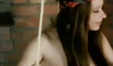 Le sex maman xxx coq dans la bouche d'une jeune femme est autorisé à entrer