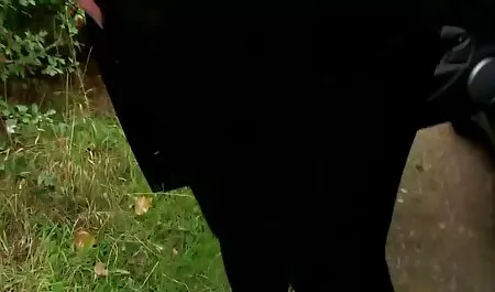 Une lesbienne chaude se serre dans la maman porn hd salle de bain.