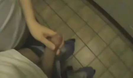 Donner la tête porno avec deux fille à la blonde