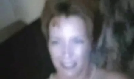 Deux brindilles blanches sautent sur le femme blonde porn membre Noir