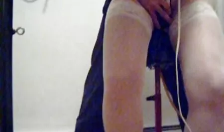 Les prisonnières maussades abandonnent porno cheval et fille brutalement.