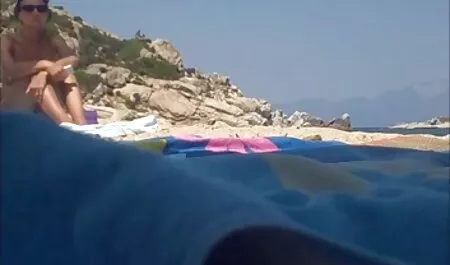 Une jeune femme incarne le fantasme xxx cheval femme d'une petite amie.