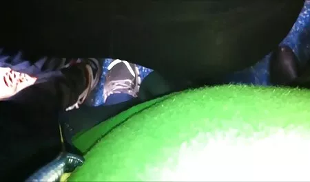 Masturbation érotique dans différentes positions sur le sex maman hd lit